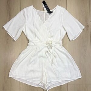 Trixxi Women's White Scallop V-Neck Short Sleeve Romper‎ Size M Belted NWT